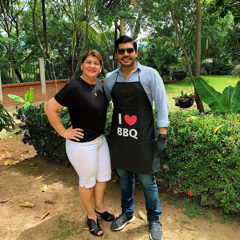 Con un parrillada Jaime Bravo celebró9 el Día de Madres a su progenitora Liliana Vásquez Sandoval.